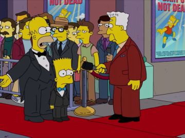Homer obliga a Bart a estrenar una película basada en una enorme mentira