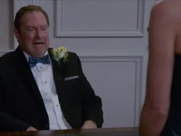 El padre de Charles duda sobre si casarse con la madre de Gina El padre de Charles duda sobre si casarse con la madre de Gina