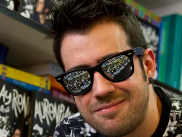 AuronPlay en una firma de libros AuronPlay en una firma de libros