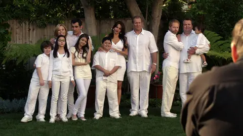Todos de blanco para la foto de Claire Modern family