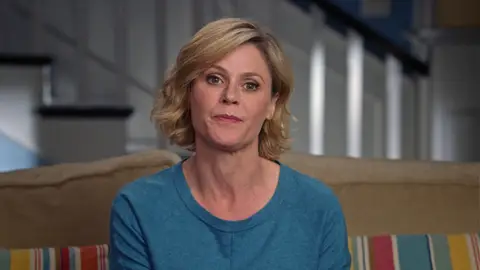 Claire celebra su cumpleaños Modern family