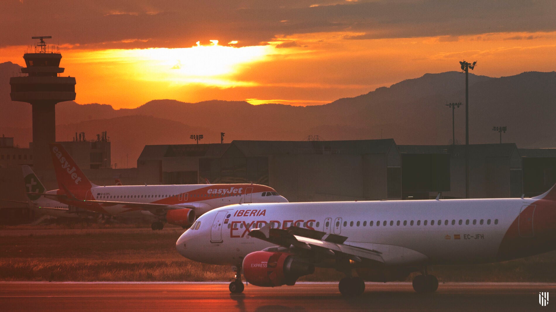 Dos aviones en una de las pistas del Aeropuerto de Son Sant Joan
