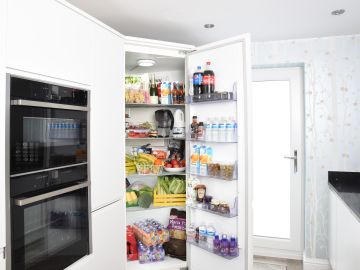 Imagen de archivo de un frigorífico lleno de alimentos