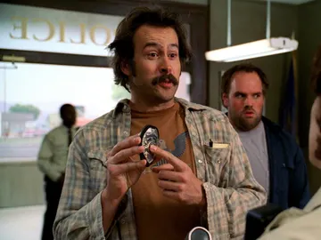 Earl devuelve una placa de policía Earl devuelve una placa de policía