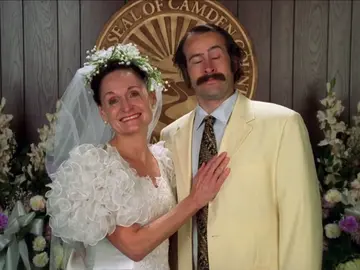 Earl, obligado a casarse con la madre de Ralph para no ser asesinado Earl, obligado a casarse con la madre de Ralph para no ser asesinado