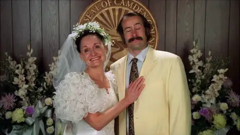 Earl, obligado a casarse con la madre de Ralph para no ser asesinado Earl, obligado a casarse con la madre de Ralph para no ser asesinado