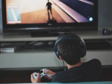 Niño juega a videojuegos Niño juega a videojuegos