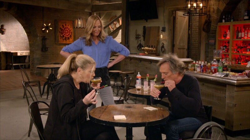 Bonnie prepara las nuevas bebidas sin alcohol para el bar de Adam