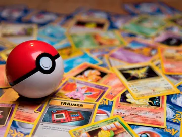 Imagen de archivo de varias cartas de un juego de Pokémon. Imagen de archivo de varias cartas de un juego de Pokémon.