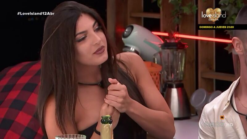 Adele deja a un lado el orgullo y le pide perdón a Yasmina