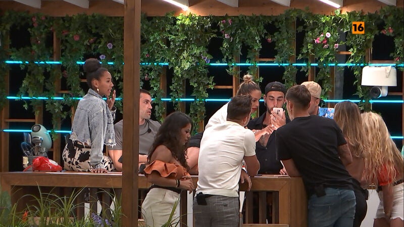 Cena romántica con dos nuevos isleños en 'Love Island'. Esta noche en Neox y Atresplayer