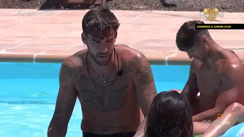Jesús se aleja de Yass y se acerca a Carla Jesús se aleja de Yass y se acerca a Carla