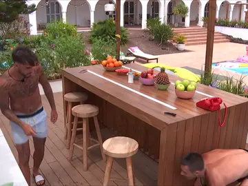 Vuelta a la infancia: los isleños juegan al escondite en su tiempo libre Vuelta a la infancia: los isleños juegan al escondite en su tiempo libre