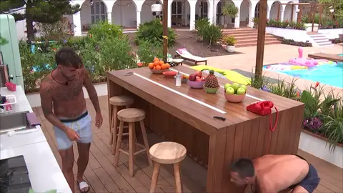 Vuelta a la infancia: los isleños juegan al escondite en su tiempo libre Vuelta a la infancia: los isleños juegan al escondite en su tiempo libre