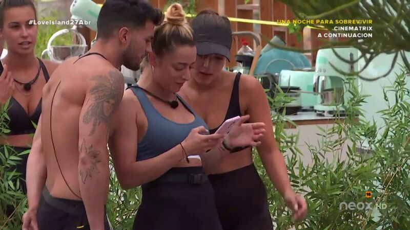 Cari recibe un mensaje secreto que inquieta a todos los isleños