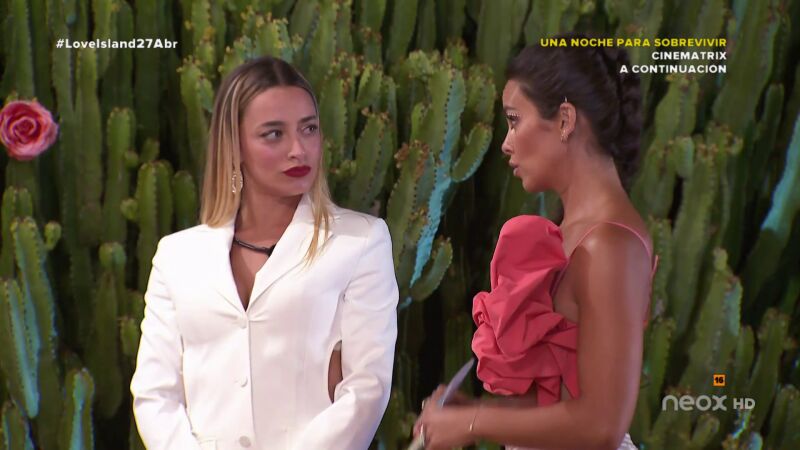 Cari, con el poder de emparejarse con cualquier isleño y eliminar de inmediato a una isleña