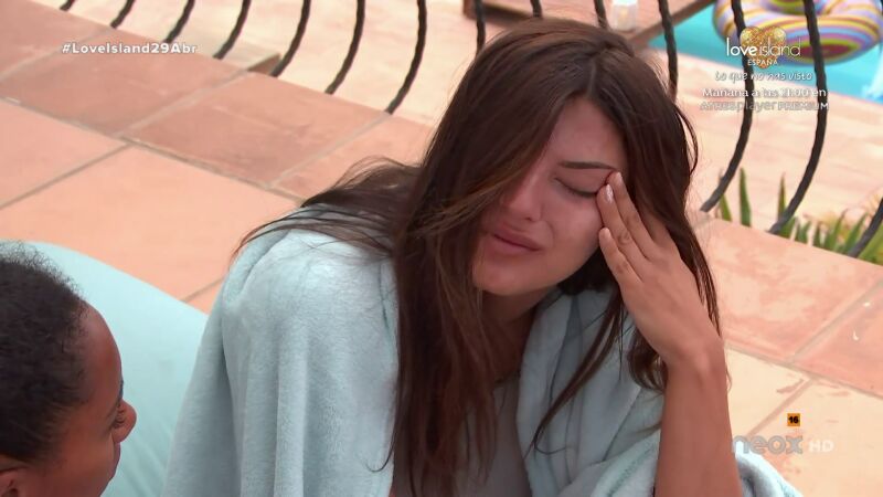 Adele, agobiada al sentirse obligada a elegir entre Jovan y Pedro