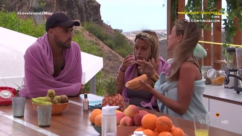 Saúl y Bea apoyan a Jose, mientras Jesús, Carla y Celia marujean sobre ellos