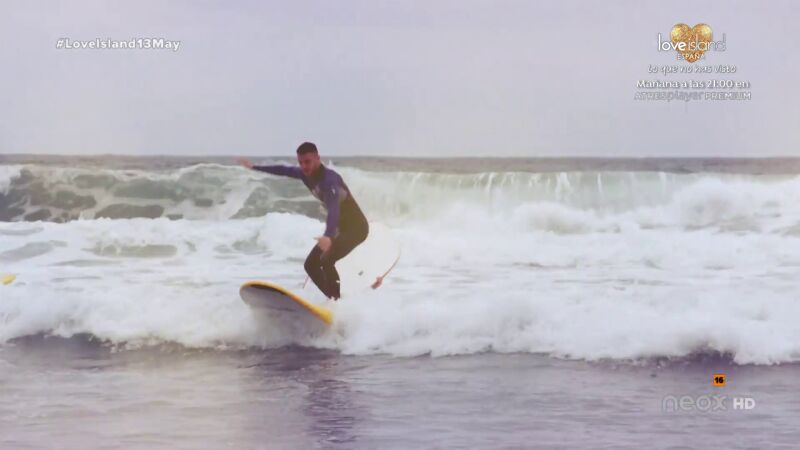 Los isleños se olvidan del último emparejamiento surfeando