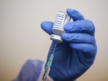 Un sanitario prepara una dosis de la vacuna contra el COVID-19