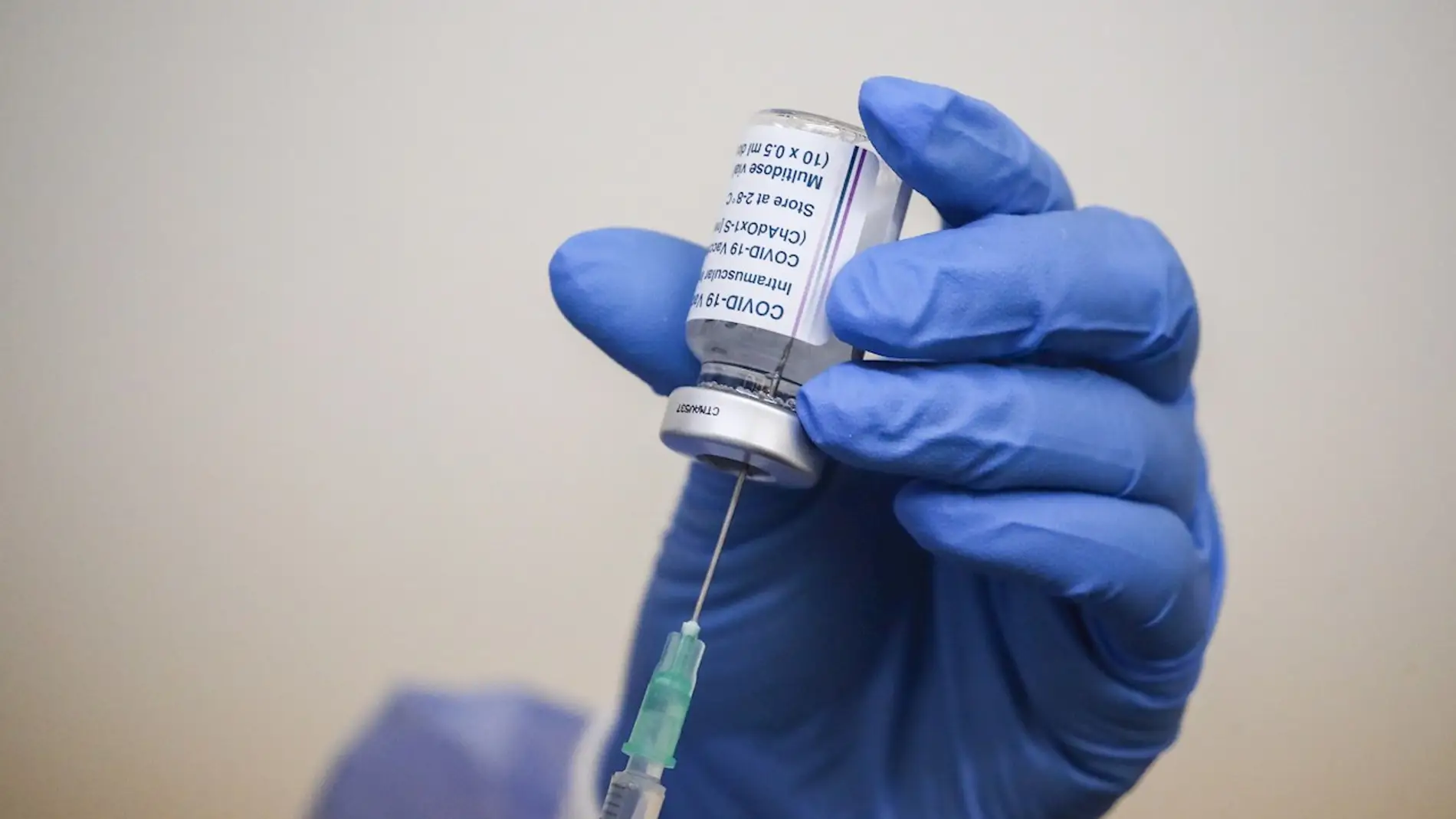 Un sanitario prepara una dosis de la vacuna contra el COVID-19