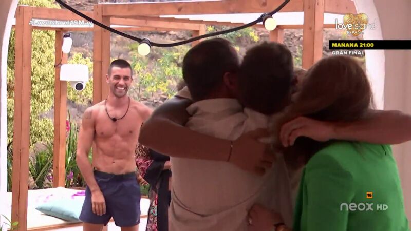 Miguel rompe a llorar cuando se encuentra con sus padres