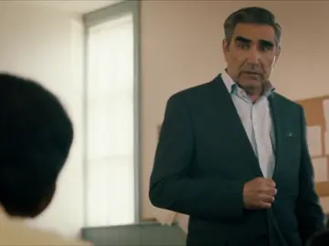 Johnny, convencido en mejorar Schitt's Creek para poder venderlo Johnny, convencido en mejorar Schitt's Creek para poder venderlo