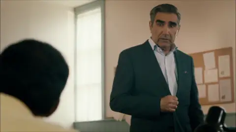 Johnny, convencido en mejorar Schitt's Creek para poder venderlo Johnny, convencido en mejorar Schitt's Creek para poder venderlo