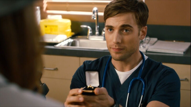 Ted hinca la rodilla por Alexis