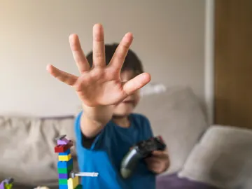 Niño con mando de Xbox Niño con mando de Xbox