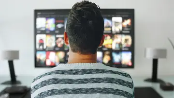 Hombre viendo la TV