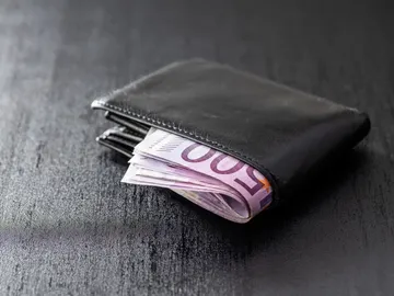 Encuentra una cartera con más de 7.000 euros y su historia asombra a todo internet Encuentra una cartera con más de 7.000 euros y su historia asombra a todo internet