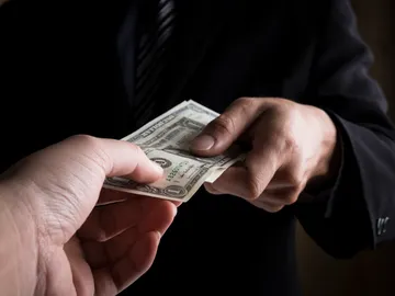 ¿Cuánto dinero dejarías a tu pareja? La encuesta que ha dividido por completo a las redes sociales ¿Cuánto dinero dejarías a tu pareja? La encuesta que ha dividido por completo a las redes sociales