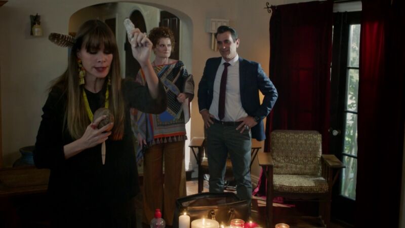 Gloria, la nueva exorcista de la inmobiliaria de Phil 