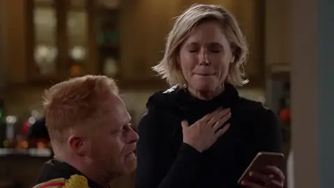 Hasta muerta, DeDe Pritchett , siembra el caos en la familia más moderna de la televisión DeDe, la exmujer de Jay, ha muerto y ningún integrante de la familia sabe muy bien como afrontarlo.