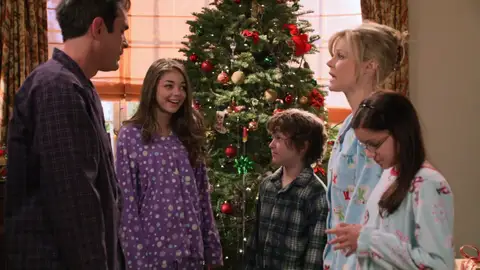 Se cancela la Navidad en casa de los Dunphy El sofá del hogar de los Dunphy aparece con una quemadura de cigarrillo, así que, hasta que alguno de los niños confiese, Claire y Phil deciden cancelar la Navidad.
