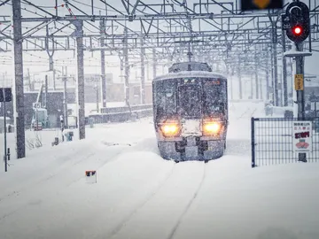 Estación de trenes con nieve Estación de trenes con nieve