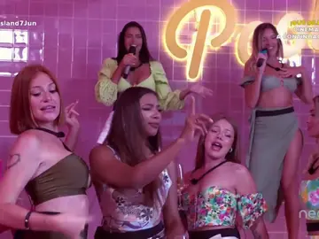 Las isleñas disfrutan de un plan de lujo y demuestran sus dotes vocales… ¡en un karaoke! Las isleñas disfrutan de un plan de lujo y demuestran sus dotes vocales… ¡en un karaoke!