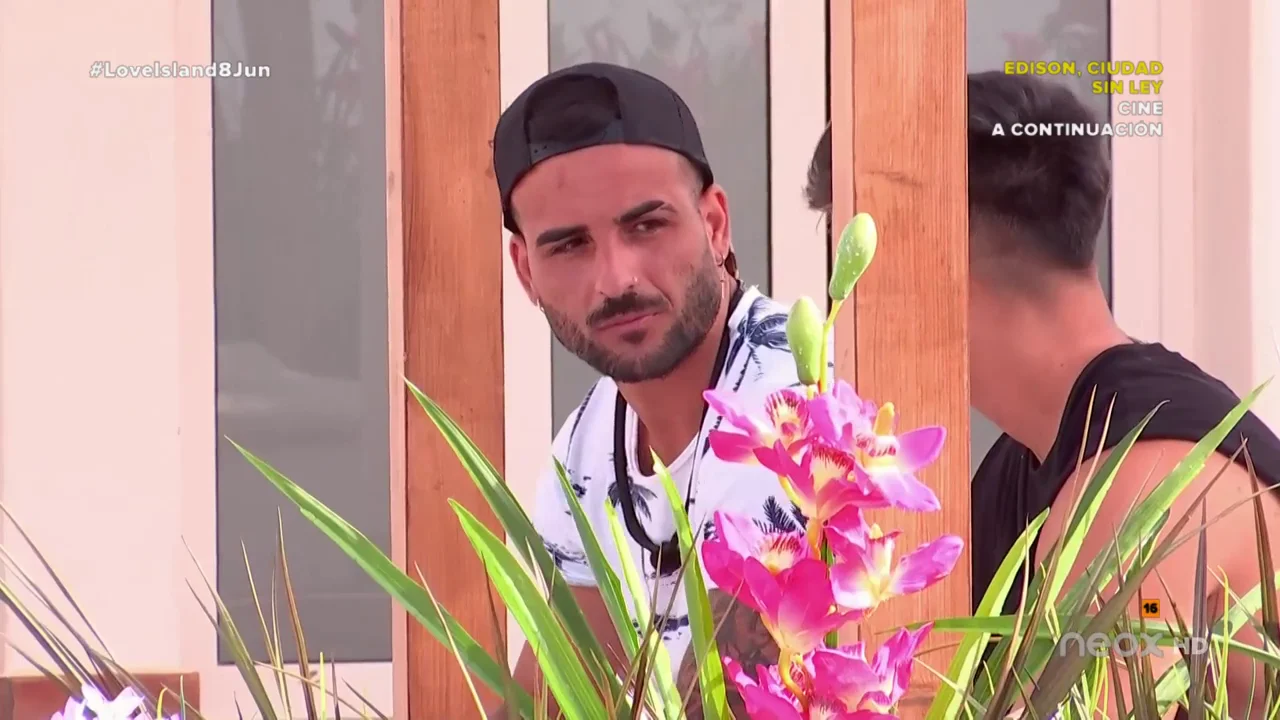 Gabriel elige a Paola para tener una cita, y ella reacciona con un enfado inesperado Gabriel elige a Paola para tener una cita, y ella reacciona con un enfado inesperado