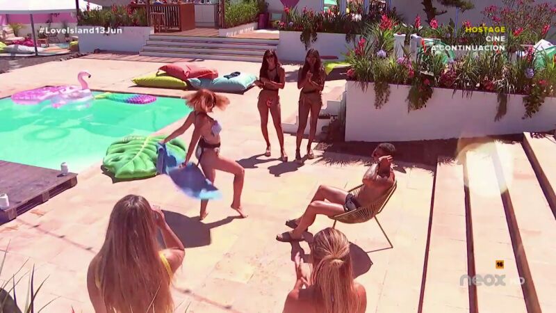 Los isleños organizan una competición para saber cuál es la isleña más sexy bailando