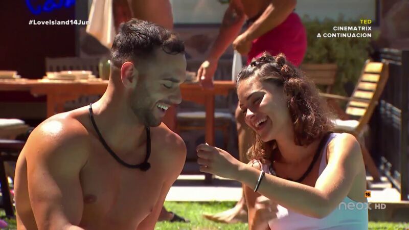 Alberto deja por fin la vergüenza a un lado: ¡le planta un beso a Ruth!