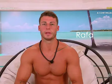 Mientras Rafa está feliz en 'Casa Amor', Lara se come la cabeza en la villa Mientras Rafa está feliz en 'Casa Amor', Lara se come la cabeza en la villa