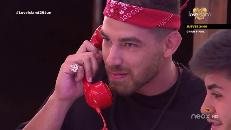 Los isleños reciben la última sorpresa del teléfono rojo