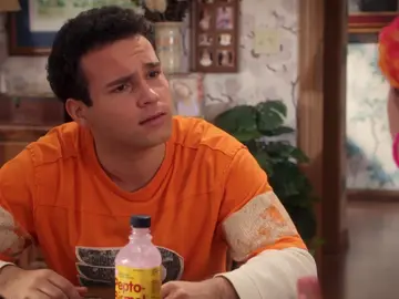 Troy le pide a su hermana que le ayude a conquistar a una de sus amigas Troy le pide a su hermana que le ayude a conquistar a una de sus amigas