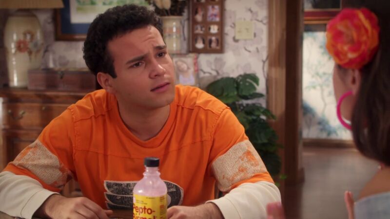 Troy le pide a su hermana que le ayude a conquistar a una de sus amigas