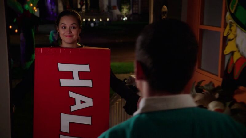 Érica demuestra que no es una pringada organizando una fiesta ilegal con los alumnos del instituto