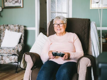 Mujer mayor jugando a videojuegos