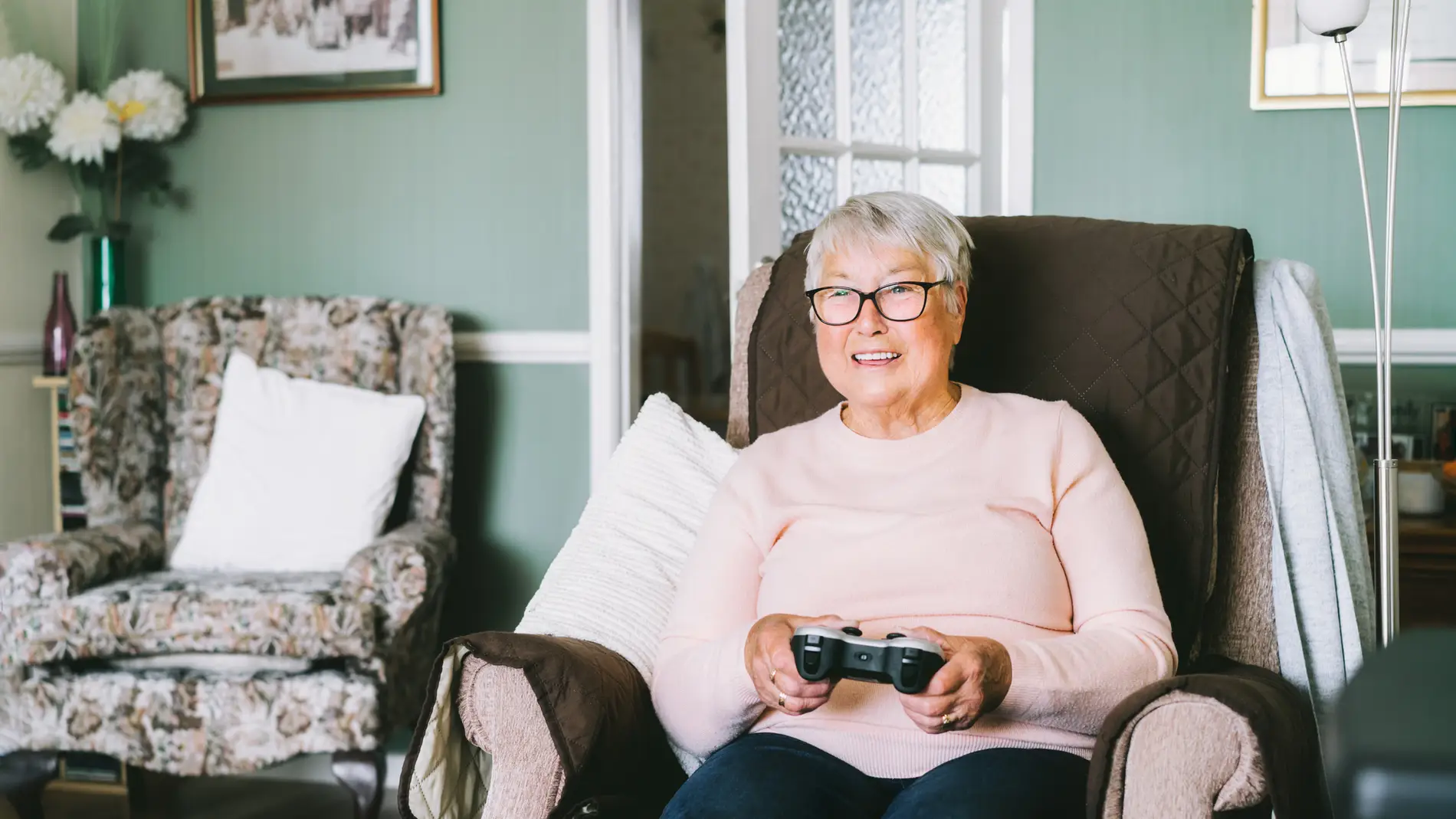 Mujer mayor jugando a videojuegos