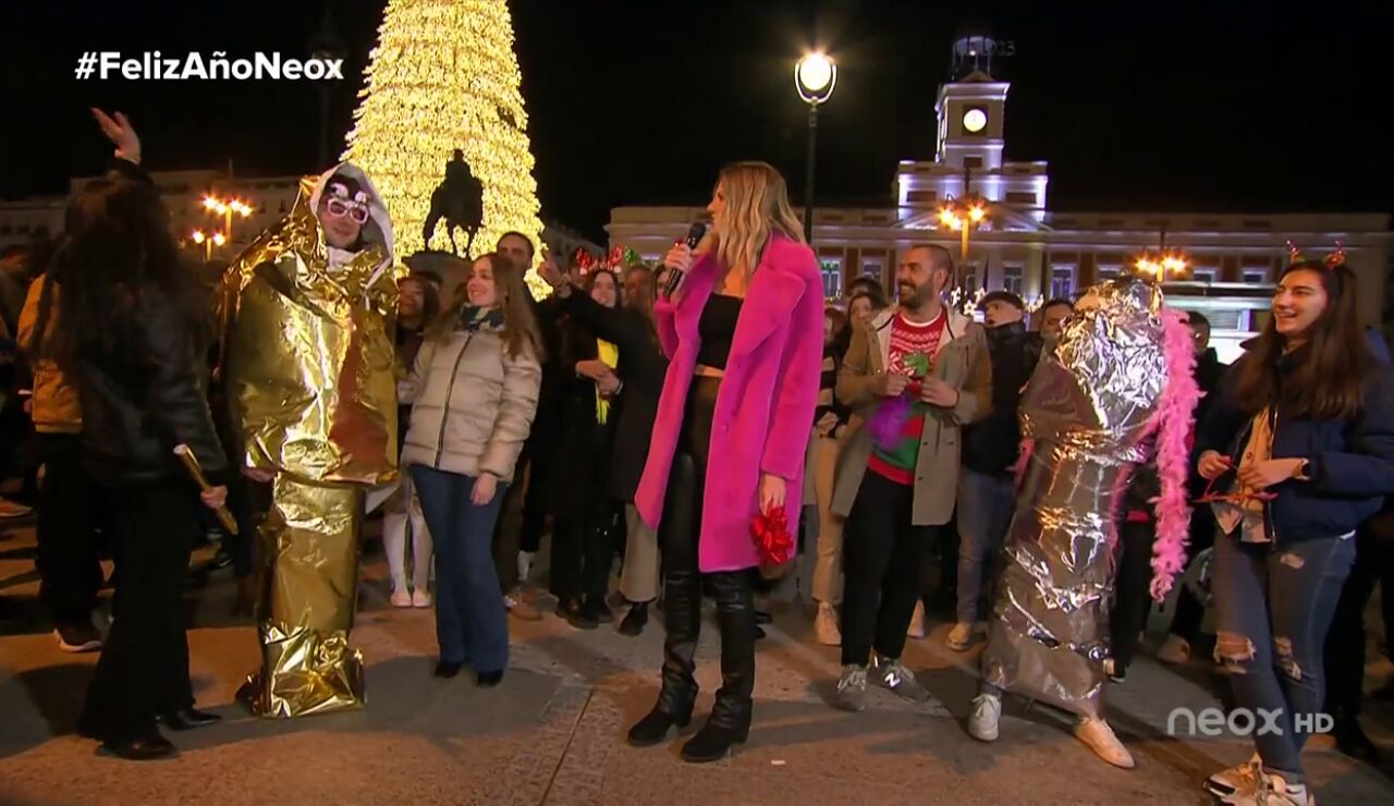 Premios y muchas risas en el concurso a pie de calle de 'Feliz año Neox'