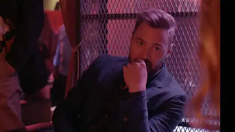 Adam se sorprende al descubrir que su padre trabaja para un traficante de drogas Neox